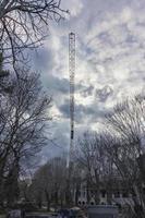 grúa en un sitio de construcción contra el telón de fondo de cielos nublados foto