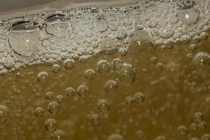hermosas burbujas de aire en la bebida. de cerca foto