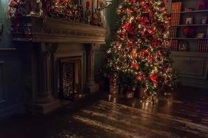 clásico navidad año nuevo decorado habitación interior árbol de año nuevo con adornos plateados y rojos foto