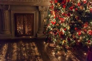 clásico navidad año nuevo decorado habitación interior árbol de año nuevo con adornos plateados y rojos foto