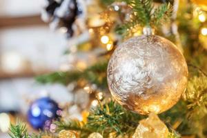 clásico navidad año nuevo decorado árbol de año nuevo con adornos dorados juguete y pelota foto