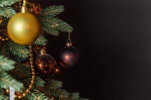 clásico árbol de año nuevo decorado con adornos dorados juguete y pelota foto