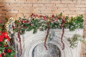 clásico navidad año nuevo decorado habitación interior árbol de año nuevo y chimenea foto