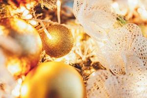 clasico navidad año nuevo decorado interior habitacion arbol de año nuevo. árbol de navidad con adornos dorados y cajas de regalo. moderno apartamento de diseño de interiores de estilo clásico blanco. Nochebuena en casa. foto