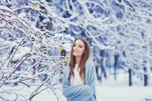 retrato de mujer feliz en el día de invierno foto