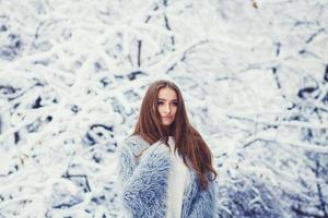 mujer de retrato de invierno en el parque. foto