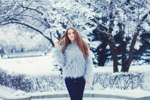 chica de moda en el parque de nieve de invierno foto