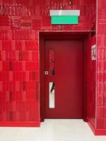 puerta roja clásica aislada. puerta de salida foto