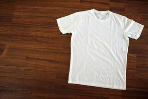 camiseta blanca sobre fondo de madera foto