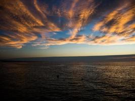 sur de australia impresionantes nubes puesta de sol en el mar. foto