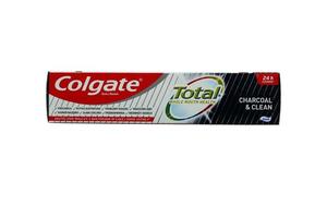 ternopil, ucrania - 23 de junio de 2022 pasta dental colgate, una marca de productos de higiene bucal fabricados por la empresa estadounidense de bienes de consumo colgate-palmolive foto