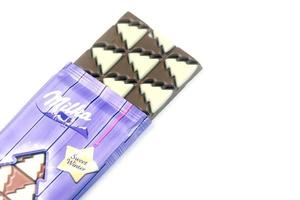 kharkiv, ucrania - 27 de enero de 2021 barra de chocolate dulce de invierno milka. Milka es una marca suiza de dulces de chocolate fabricados por la empresa mondelez international foto