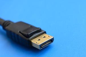 Conector chapado en oro displayport macho de 20 pines para una conexión impecable sobre un fondo azul foto