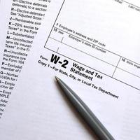 el bolígrafo se encuentra en el formulario de impuestos w-2 declaración de salarios e impuestos. la hora de pagar impuestos foto