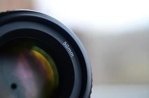 fragmento de una lente de retrato para una cámara slr moderna. una fotografía de una lente de gran apertura con una distancia focal de 50 mm foto