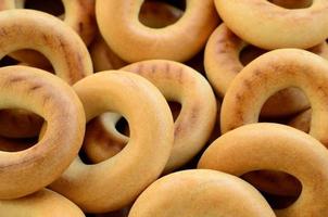 foto de primer plano de bagels amarillos frescos. un tipo popular de productos de harina. uno de los dulces tradicionales rusos para el té