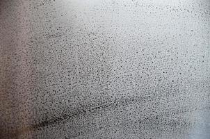 vidrio de ventana con condensado o vapor después de fuertes lluvias, textura o imagen de fondo foto