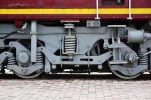 ruedas de una locomotora moderna rusa foto