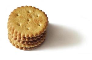 galletas saladas redondas clásicas aisladas en blanco foto