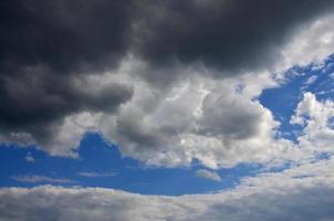 imagen de un cielo azul nublado en un día sombrío y desigual foto