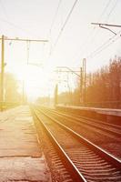 una estación de tren con andenes para esperar trenes foto