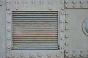 la textura de la pared del depósito, realizada en metal y reforzada con multitud de tornillos y remaches. imágenes de la cubierta de un vehículo de combate de la segunda guerra mundial foto