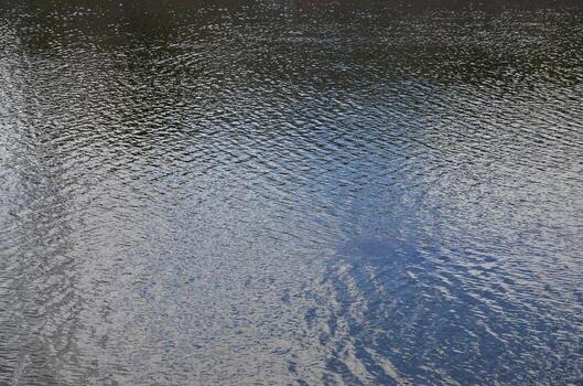 la textura del agua oscura del río bajo la influencia del viento, impresa en perspectiva. imagen horizontal foto