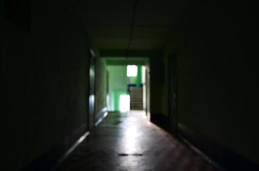la imagen borrosa del sombrío corredor de un edificio público descuidado. imagen desenfocada de un espacio público en un edificio residencial pobre de gran altura foto