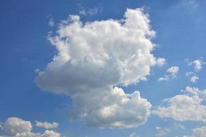 imagen de cielo azul claro y nubes blancas durante el día para uso de fondo foto