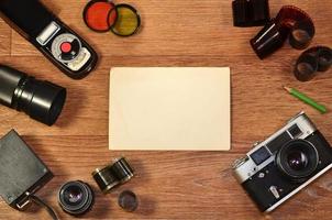 bodegón con equipo de fotografía antiguo foto