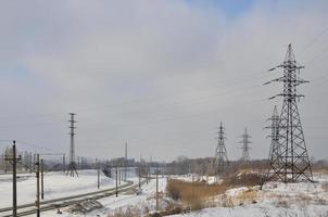paisaje invernal con torres de líneas de transmisión foto