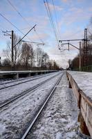 paisaje de invierno por la noche con la estación de tren foto