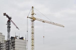 edificio en construcción con grúa foto