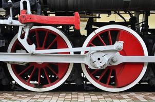 ruedas rojas del tren de vapor foto