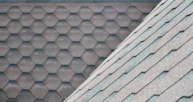 la textura del techo con revestimiento bituminoso. mosaico bituminoso rugoso de flores rojas y marrones. techado impermeable foto