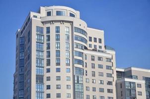 edificio de oficinas de varios pisos con cielo azul foto