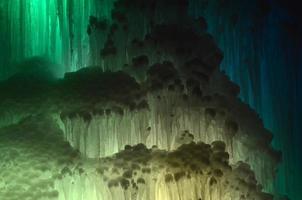 grandes bloques de hielo cascada congelada o fondo de caverna foto