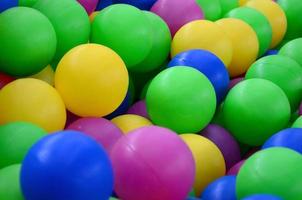 piscina para divertirse y saltar en bolas de plástico de colores foto