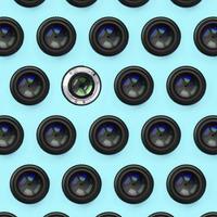 unas pocas lentes de cámara con una apertura cerrada se encuentran en el fondo de textura de papel de color azul pastel de moda foto