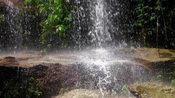 séquences de cascade au ralenti, flux d'eau qui coule dans une forêt tropicale en thaïlande. video