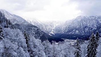 paisaje de hallstatt invierno nieve montaña paisaje valle y lago a través del bosque en upland valle conduce a la antigua mina de sal de hallstatt, austria