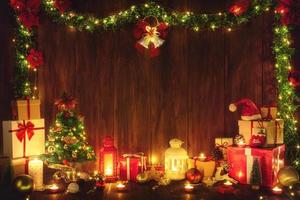 feliz navidad y próspero año nuevo decoración con luces para celebración fondo de madera con espacio de copia foto