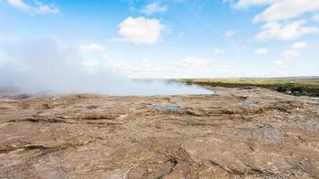 cráter del geisyr en el valle de haukadalur foto