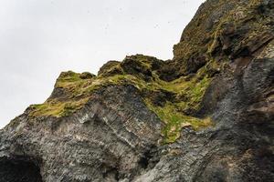 rocas del monte reynisfjall en islandia foto