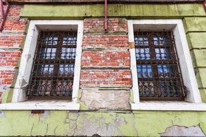 pared en mal estado con ventanas de casa antigua en wroclaw foto