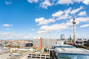 horizonte de la ciudad de berlín con torre de televisión foto