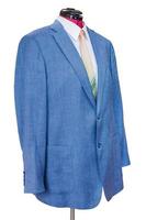 chaqueta de seda azul con camisa y corbata aislada