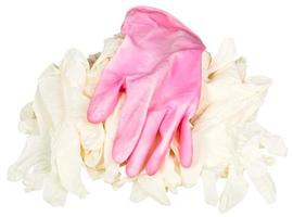 un guante rosa usado en un montón de guantes médicos nuevos foto