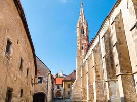 casas medievales en la calle farska en bratislava foto