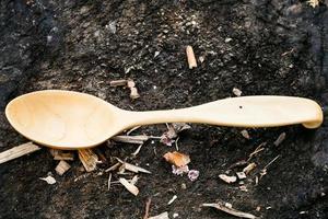 cuchara de madera tradicional tallada en madera de arce foto